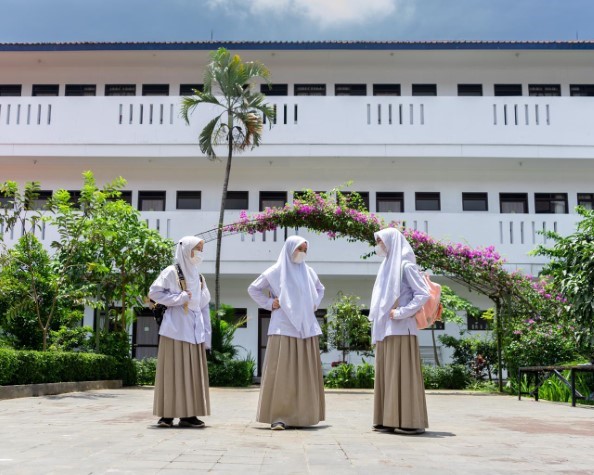 Keseharian Santriwati di Pondok Pesantren Putri: Harmoni antara Pendidikan dan Kebangunan Jiwa