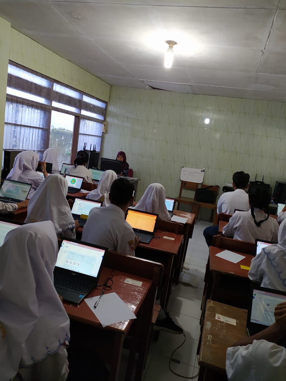 Antonim Sinkron: Menjelaskan Perbedaan Sinkron dan Antonimnya