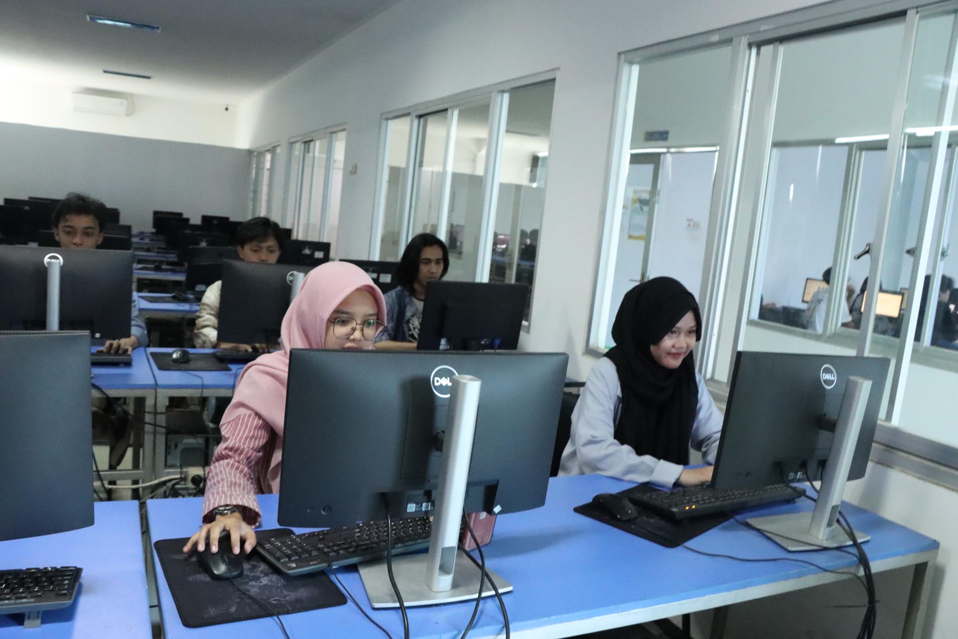 Biaya Pendidikan Kelas Regular dan Non Reguler Per Semester Hanya 5,5 Juta Untuk Informatika S1 Serta Pilihan Kuliah di Bandung yang Bagus