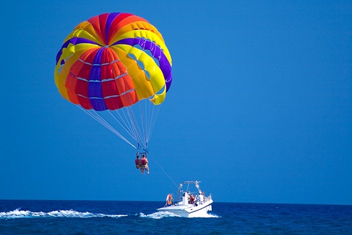 Main Parasailing Saat Liburan ke Bali Menjadi Kegiatan Paling Menantang